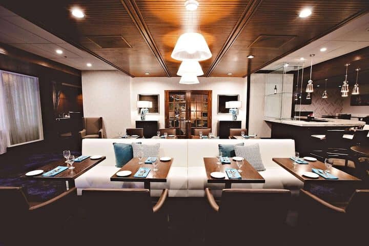 Lounge 35 of 66
